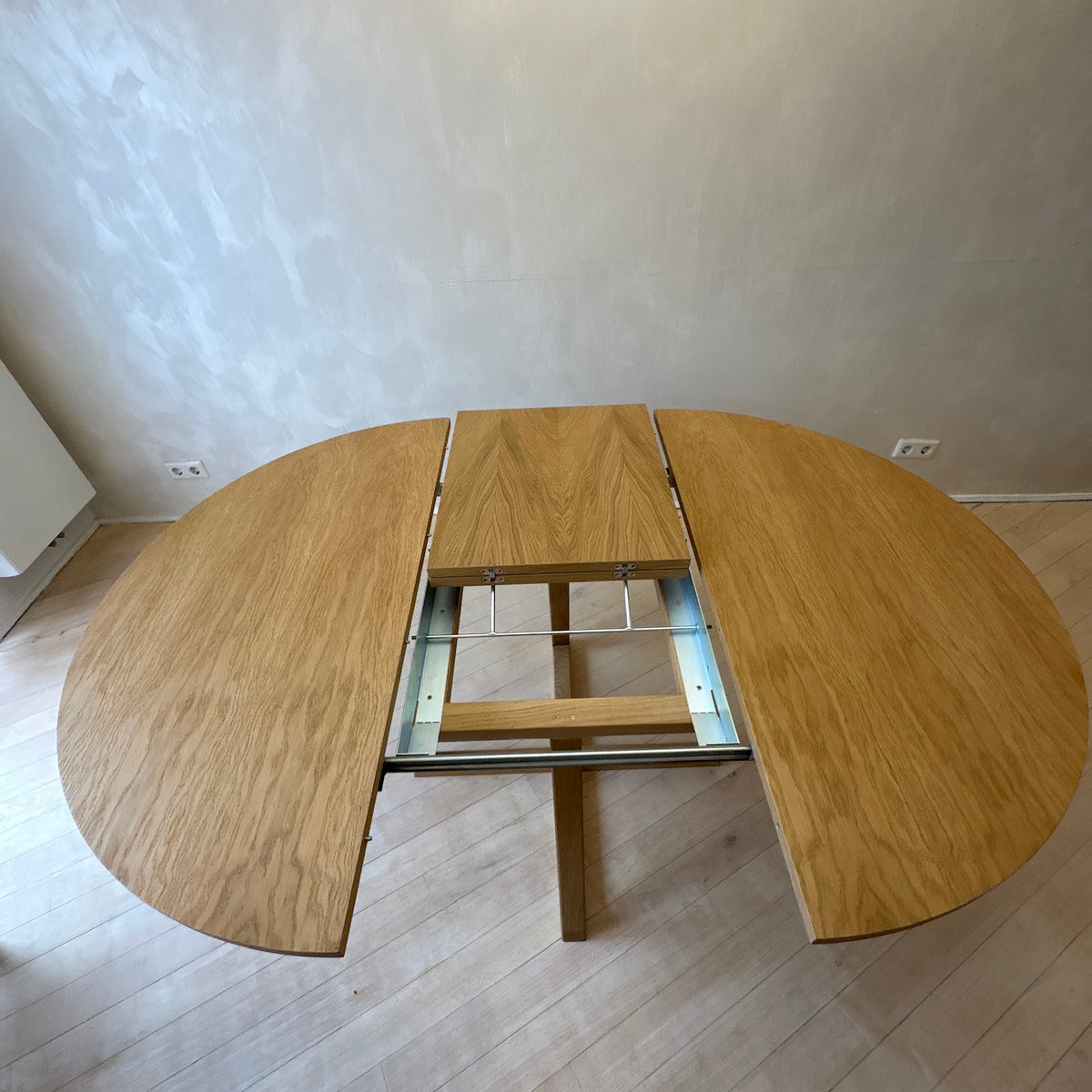 Round Extendable Oak Veneer Dining Table with Cross Leg Base