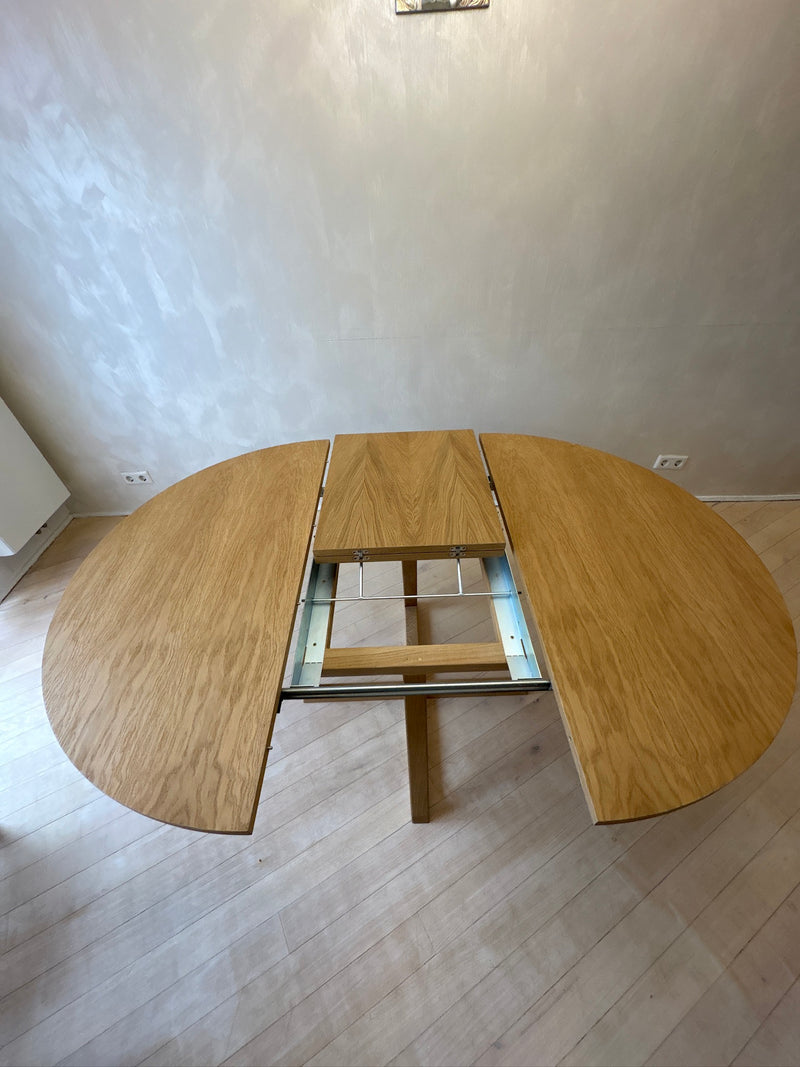 Round Extendable Oak Veneer Dining Table with Cross Leg Base