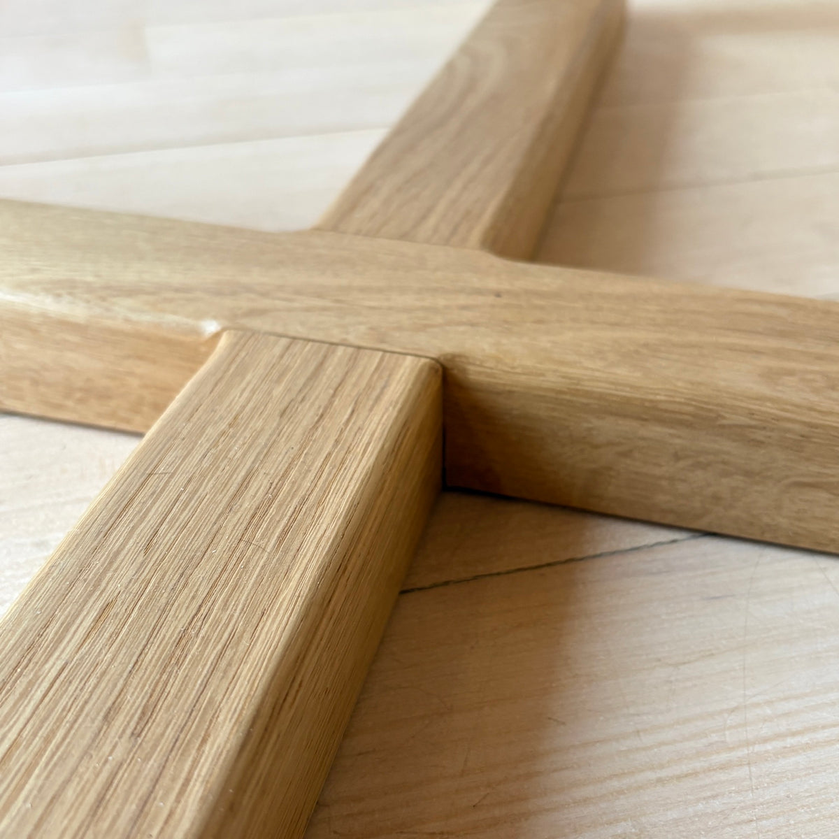 Round Extendable Oak Veneer Dining Table with Cross Leg Base