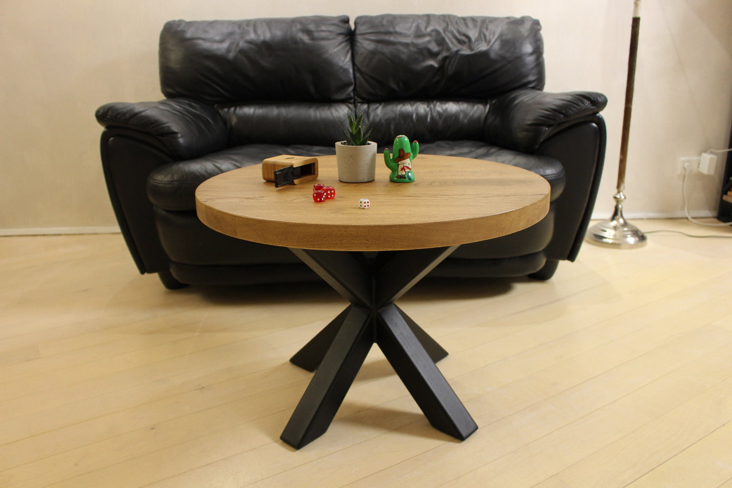 Solid wood round coffee table with black metal spider legs – modern Scandinavian lounge table